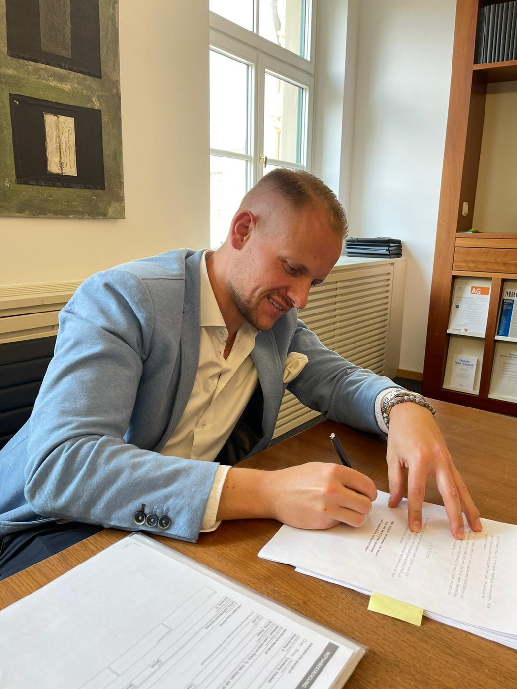 Philipp Schultz beim Notartermin